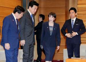 　閣議に臨む高市首相（右から２人目）。左端は平口法相＝１０日午前、首相官邸