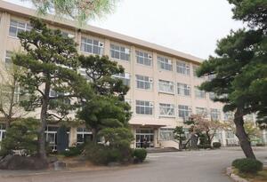 2021年度から定員割れが続く柏崎高校=柏崎市学校町