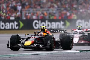 英国GP決勝で走行するレッドブルの角田裕毅=シルバーストーン(ゲッティ=共同)
