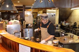 こだわりのコーヒーをハンドドリップする店主の五十嵐政尚さん=南魚沼市六日町