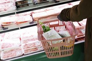 スーパーを訪れた買い物客=19日、東京都練馬区のアキダイ関町本店