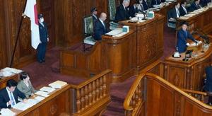 　衆院本会議で高市首相（左から２人目）に代表質問する中道改革連合の小川代表（右）＝２４日午後