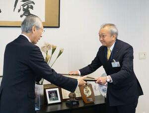 企業版ふるさと納税で新発田市に寄付をし、感謝状を受け取る大成建設北信越支店の冨永正支店長（右）＝新発田市役所
