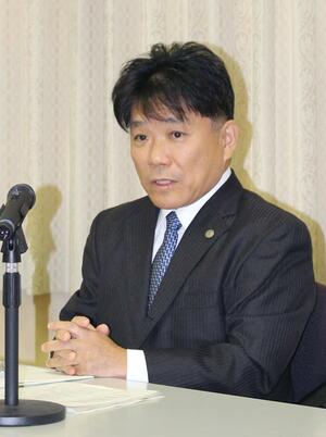 就任会見で抱負を語る新潟地裁の三輪方大所長＝２９日、新潟市中央区