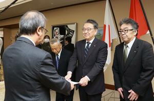 花角英世知事（手前）に、地域医療に関する要望書を手渡す関口芳史・十日町市長（右から２人目）ら＝１１日、県庁