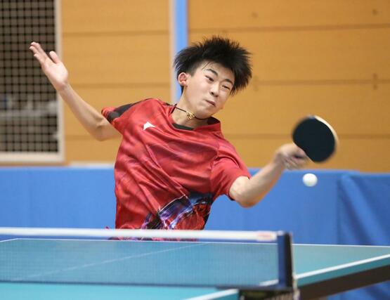 相手と打ち合う吉田蒼（直江津東）＝新潟市東総合スポーツセンター