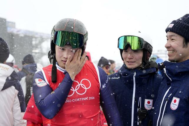 男子スキークロス決勝を終え、涙を拭う古野慧。４位に入った＝リビーニョ（共同）