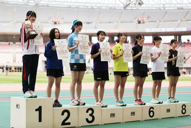 表彰台に立つ女子走高跳で優勝した多田あんな(高田・左)=デンカビッグスワン