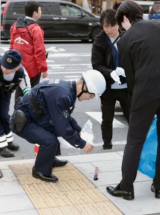 現場対応する警察ら＝１６日、新潟市中央区万代４