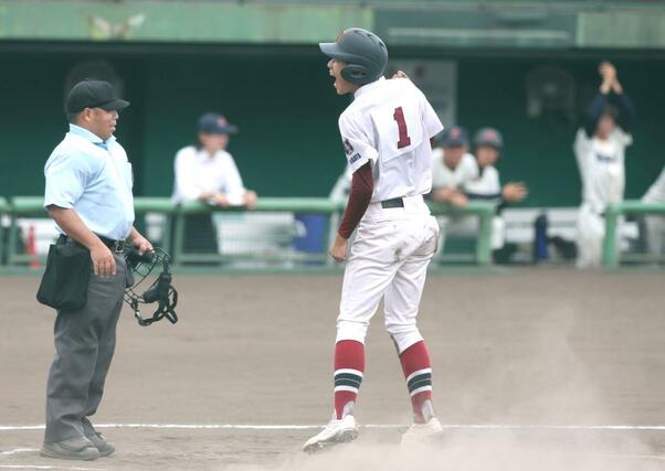 柏崎工-新潟 6回一死満塁、柏崎工の田邉瑞樹の犠飛で丸山恋皇が生還し1-4
