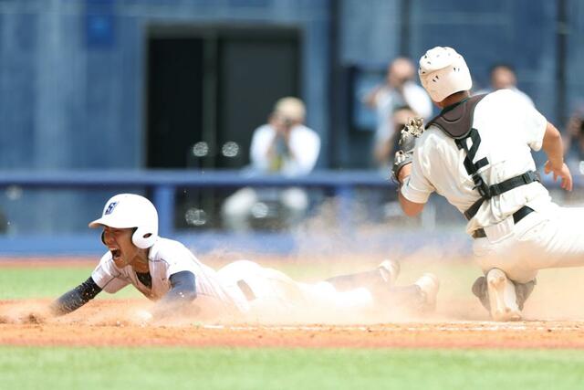 新潟産大付－新発田農　４回新潟産大付無死二、三塁、小平乃希の遊ゴロが敵失を誘い、３走仙海駿が生還＝７月１９日、新潟市中央区長潟のハードオフ・エコスタジアム