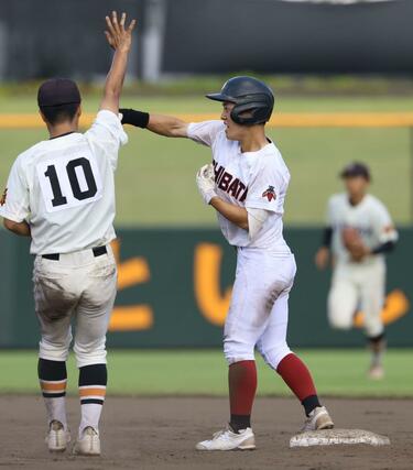 新潟工－新発田　８回、新発田の先頭・蒲澤康平が二塁打を放ち好機を演出。塁上でベンチに向かってガッツポーズ＝三条パール金属スタジアム