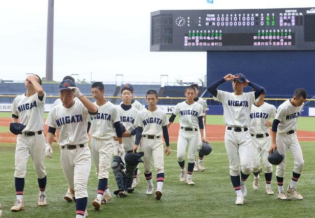 新潟－開志学園　０－２で開志学園に敗れ、悔しい表情を浮かべる新潟の選手たち＝エコスタ