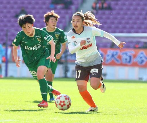 新潟Ｌ－日テレ東京Ｖ　前半、攻め込むＭＦ滝川結女（右）＝サンガＳ