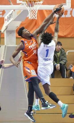 新潟-徳島 第3クオーター、ブロックショットを決める新潟のムトンボ=東総合スポーツセンター