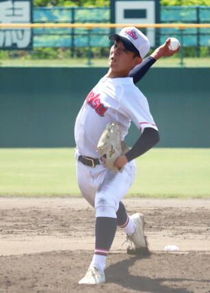 上越-柏崎工 公式戦初先発で4回途中まで投げた上越の井上珠希=佐藤池球場