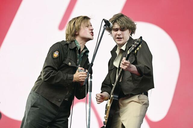 フジロックフェスティバルのステージで熱演するロックバンド「アス」＝２５日午前、湯沢町