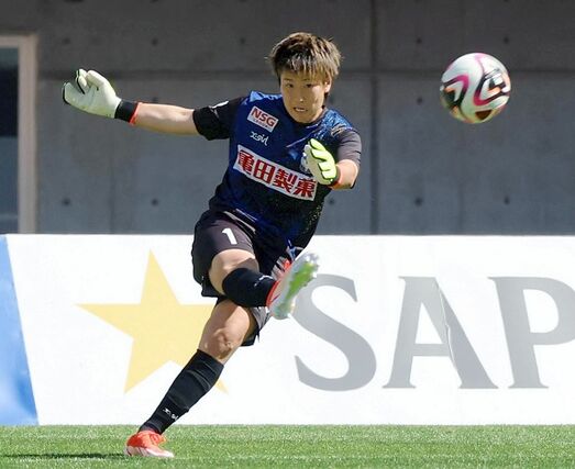 WEリーグの広島戦でゴールキックを蹴る平尾知佳選手=5月18日、デンカビッグスワンスタジアム