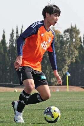 J3金沢との練習試合で、ドリブルをする笠井佳祐=宮崎県西都市