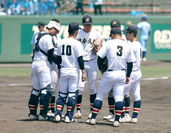 加茂暁星－日本文理　ピンチでマウンドに集まる日本文理＝悠久山球場