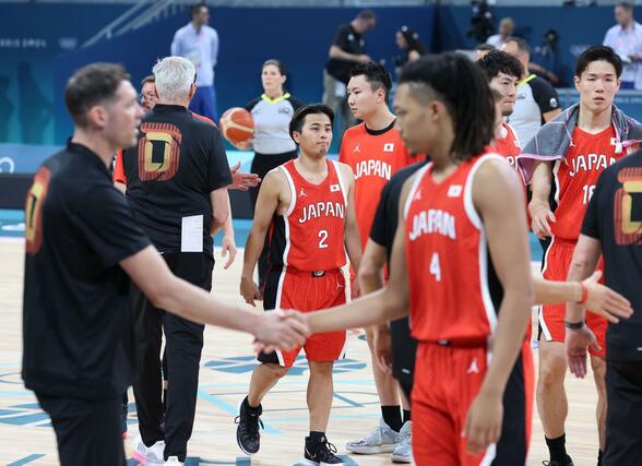 男子バスケットボール 日本-ドイツ ドイツに敗れ、引き上げる富樫勇樹(中央)=7月27日、フランス・リール