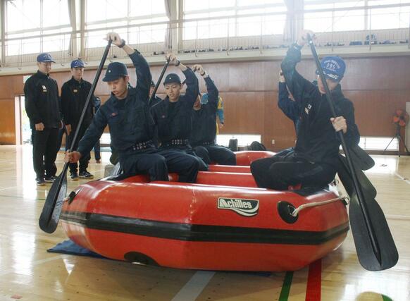 災害警備訓練で、ゴムボートのこぎ方を実習する県警察学校の学生ら=10月22日