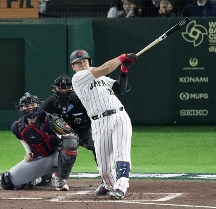 ４回日本１死一塁、岡本が左越えに二塁打を放つ＝東京ドーム