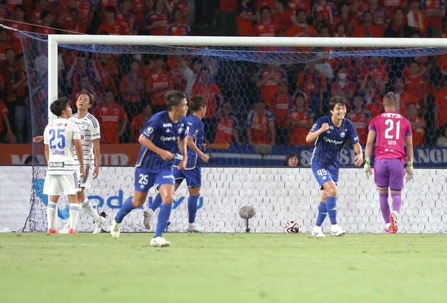 町田ー新潟　前半、追加点を奪われ０－２＝Ｇスタ（写真映像部・永井隆司）