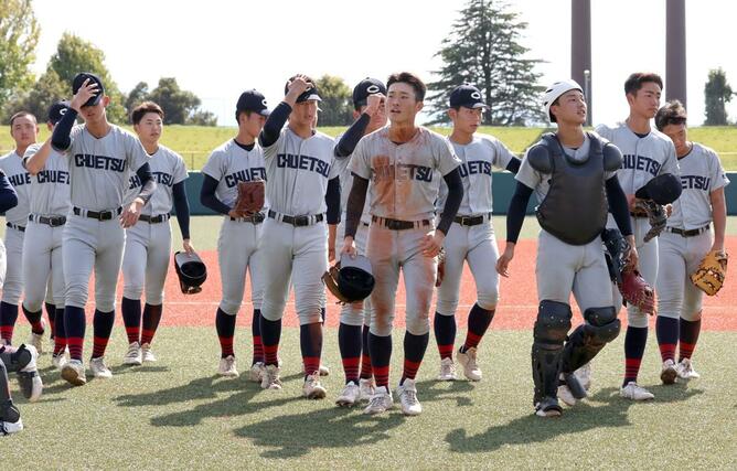 星稜－中越　延長十回タイブレーク、サヨナラ負けを喫した中越が引き上げる＝富山市民球場