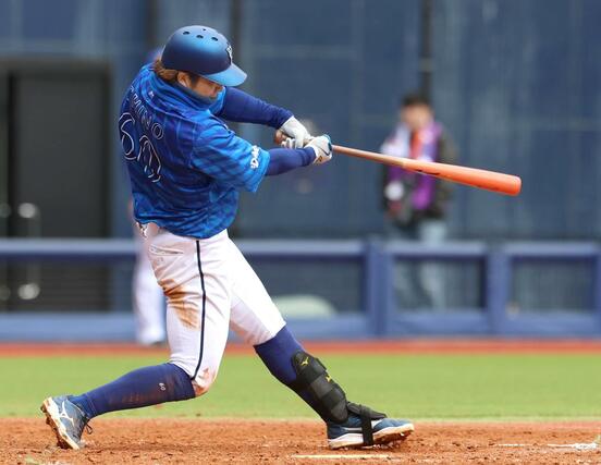 ５回表２死三塁、適時打を放つＤｅＮＡの知野直人＝エコスタ