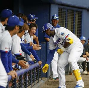 3回、本塁打を放ちナインに迎えられる中日・サノー(右)=アグレ北谷