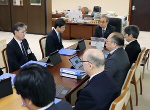 2024年度県当初予算案の最終調整に臨む花角英世知事(奥)と県幹部=30日、県庁