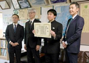 環境美化に関する教育活動が評価され、表彰状を受け取った田上中の小野浩校長(左から2人目)と生徒代表の髙谷隆太さん(同3人目)=田上町原ケ崎新田