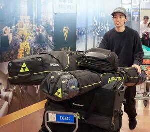 　現役最後のレースを終えて帰国したノルディックスキー複合男子の渡部暁斗＝１７日、羽田空港