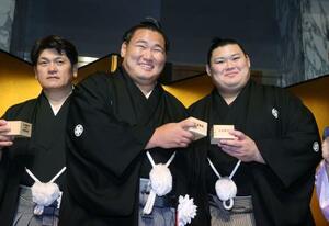 横綱昇進披露パーティーで大の里(右)と写真に納まる豊昇龍。左は立浪親方=22日、東京都内(代表撮影)