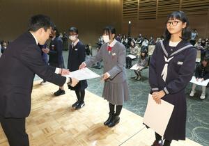 県ジュニア展の特賞に選ばれ、表彰される子どもたち=1日、新潟市中央区万代3