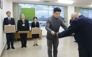 特殊詐欺被害の未然防止に貢献し、感謝状を受け取る齋藤俊広さん(右から2人目)=秋葉署