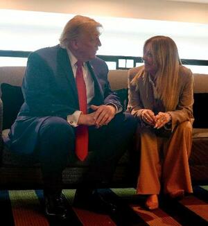 G7サミットの際に面会するトランプ米大統領(左)とイタリアのメローニ首相=17日、フランス東部エビアン(イタリア首相府提供・共同)