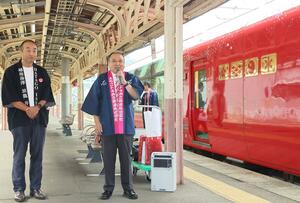 雪月花特別便の運行にあたり、あいさつするトキ鉄の平井隆志社長(右)と、いせんの井口智裕社長=湯沢町湯沢