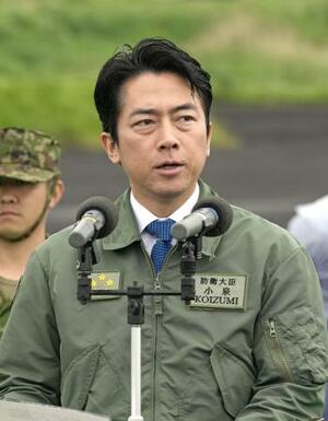 「富士総合火力演習」開始前に訓示する小泉防衛相=7日、静岡県の東富士演習場