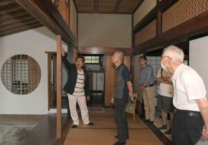 震災で損壊した白田家住宅の修復について学んだ講座=上越市頸城区森本