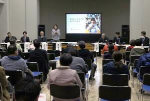 小中学校の統合案について、賛成の意見が相次いだ初回説明会=加茂市幸町2