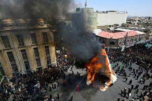 　カルバラの戦闘を再現し、火が放たれるテント＝２５日、イラン首都テヘラン（共同）