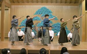 万之丞さんの指導を受けた真野中狂言クラブの生徒。大勢の観客を前に小舞「兎」を披露した=佐渡市中興