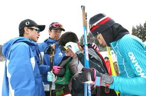 男子5キロ×4リレー 惜しくも2位で優勝を逃し、悔しい表情を見せるアンカーの岡田幸輝(右から2番目)とリレーメンバー=2024年02月09日、長野県 野沢温泉南原クロスカントリー