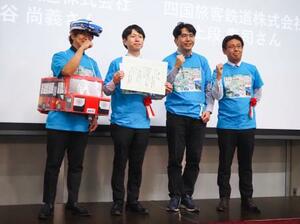 　「鉄旅オブザイヤー」のグランプリに輝いた、クラブツーリズムの鉄道旅行商品に携わった関係者ら＝１５日午後、さいたま市の鉄道博物館