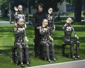 ロボット学者の石黒浩氏(奥中央)が手がけたアンドロイド=2月、大阪市此花区の夢洲