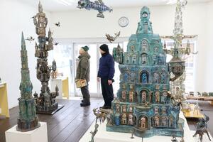 「妖精の館」を中心に、たくさんの空き缶アートが並ぶ個展会場=柏崎市高柳町岡野町