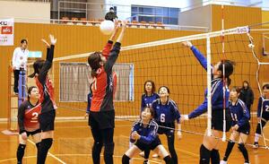 熱戦が繰り広げられた佐渡地区婦人バレーボール大会=佐渡市梅津