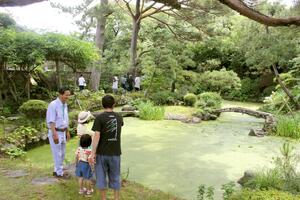 国登録有形文化財「森医院」の庭を見学する参加者=佐渡市真野新町